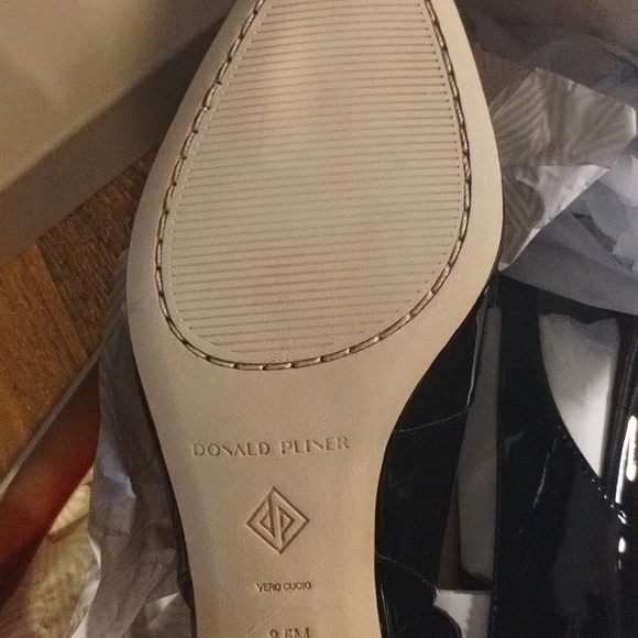 Donald Pliner - Picture 3 of 5